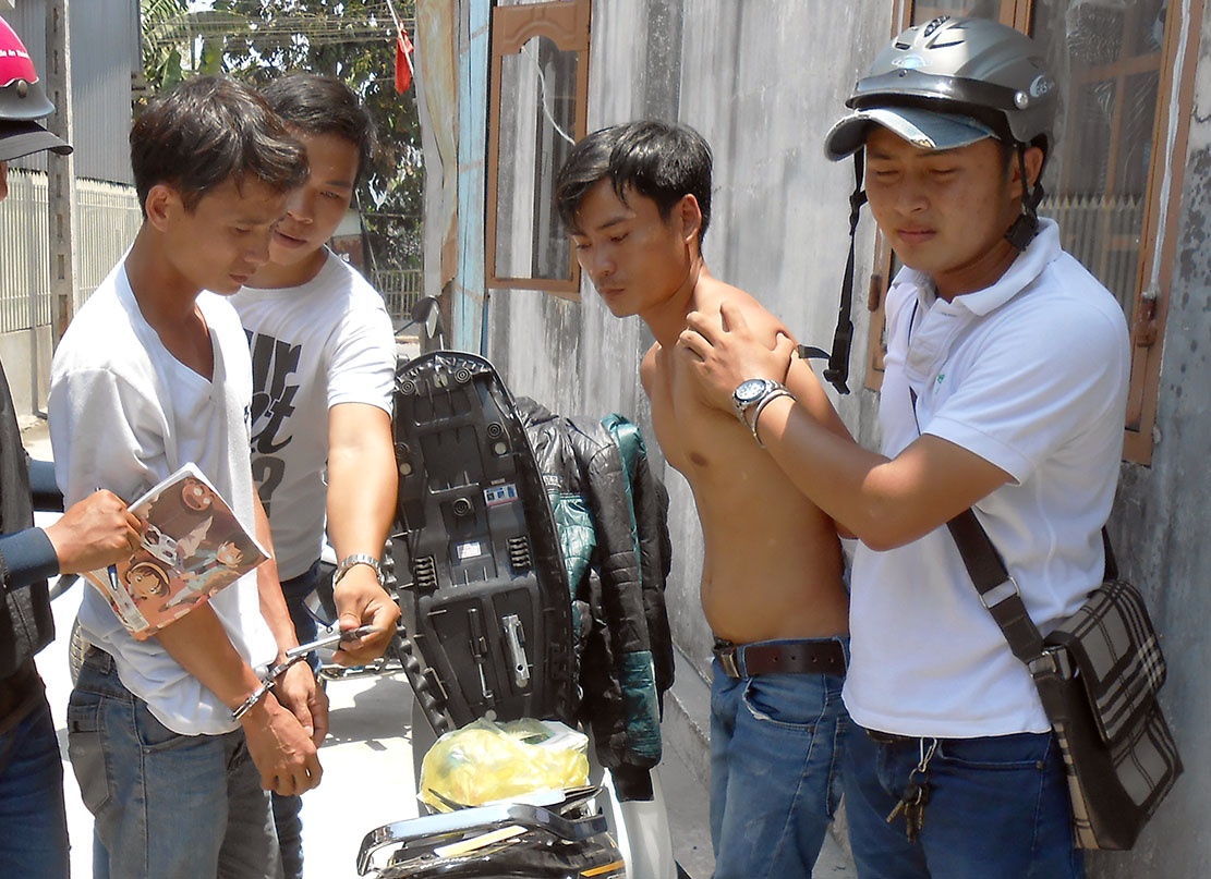 'Hiep si' bat 2 nghi can dot nhap nha dan trom xe tay ga hinh anh