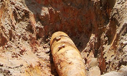 Phat hien qua bom 500 kg khi dao ao hinh anh