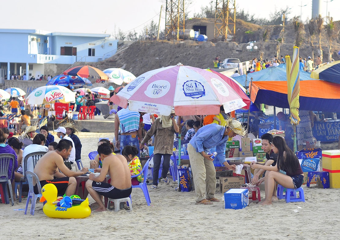 Vung Tau cam nau an tren bai bien anh 1