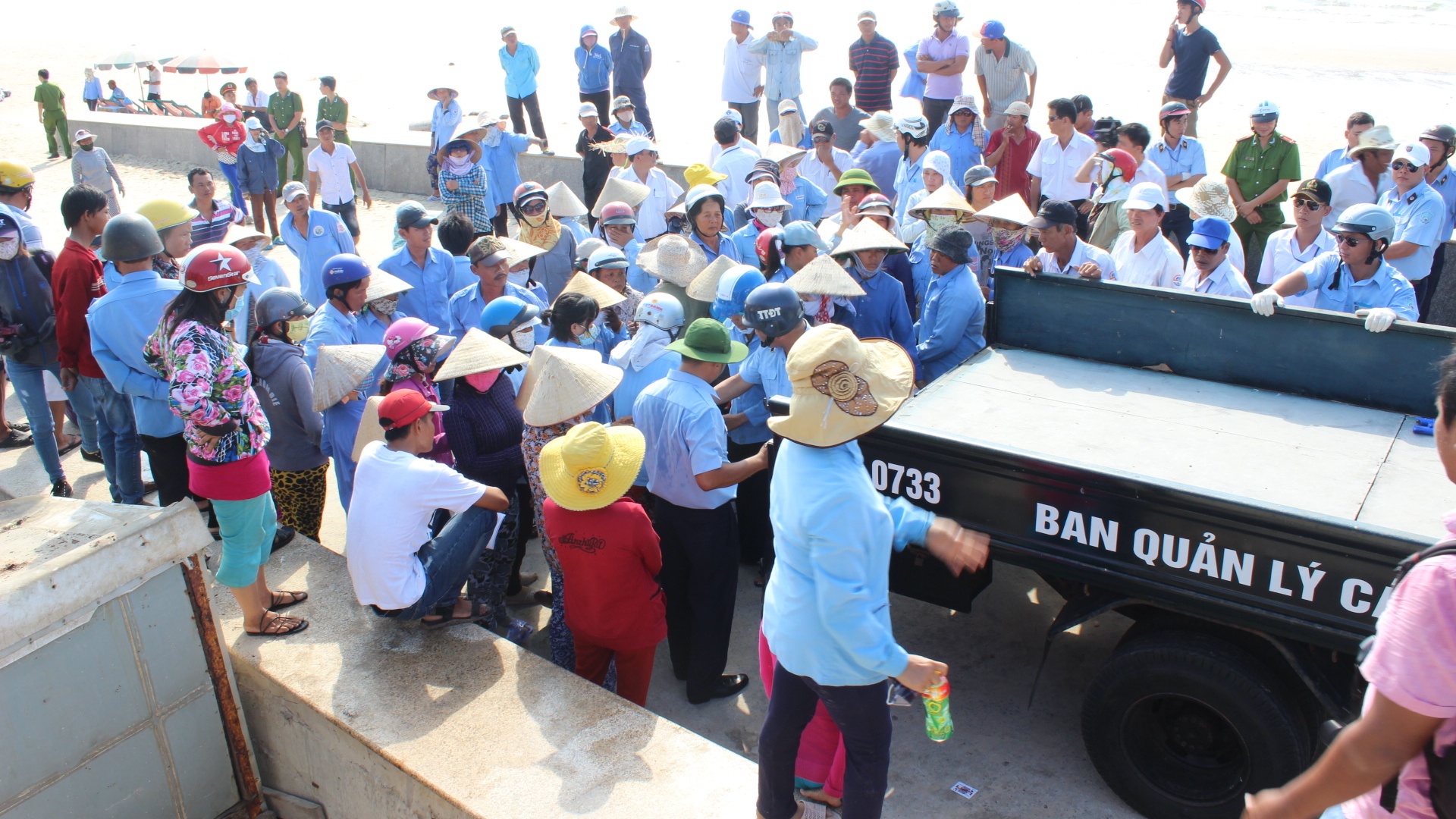 Nhieu nguoi phan doi viec doi quan nhau o bien Vung Tau hinh anh