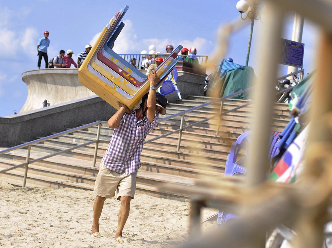 cam an nhau o bien Vung Tau anh 10