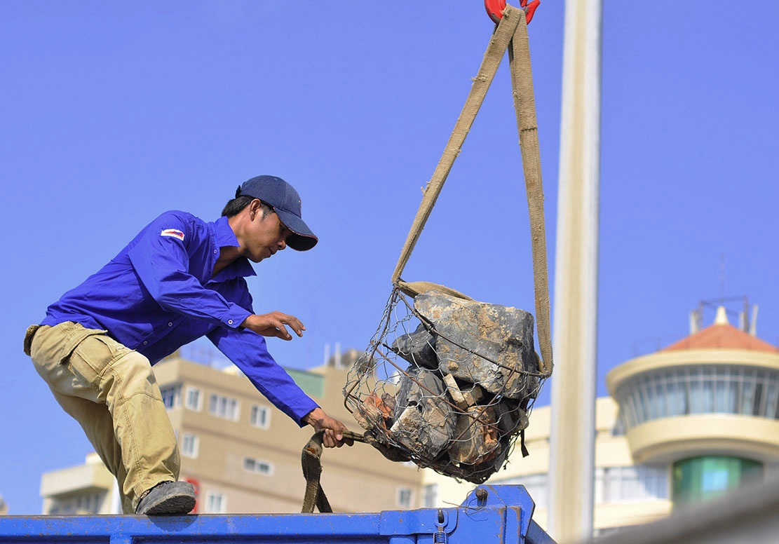 cam an nhau o bien Vung Tau anh 12