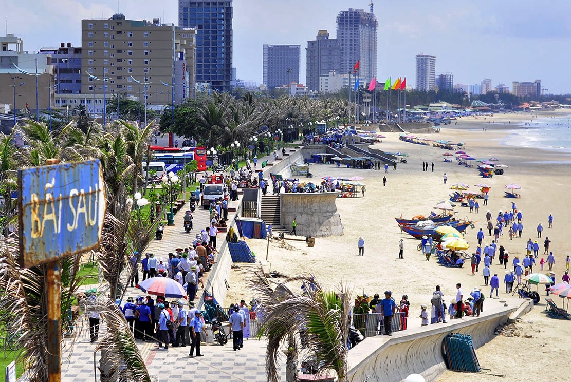 cam an nhau o bien Vung Tau anh 1