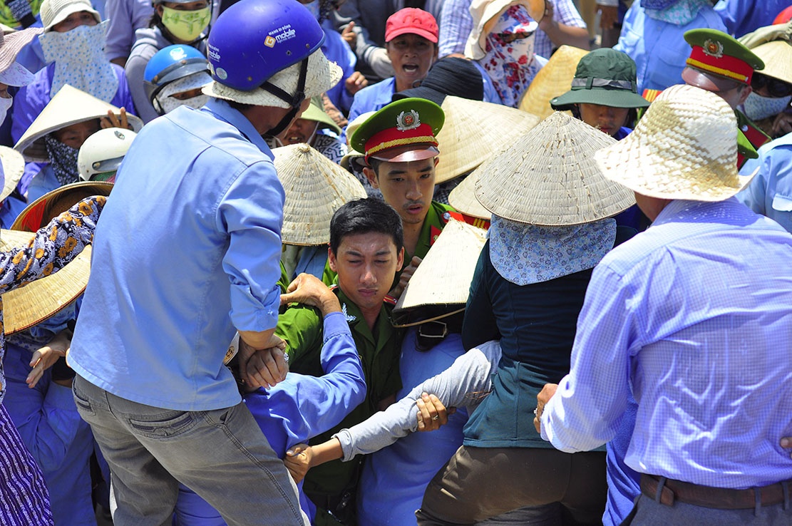 Hang tram nguoi chong doi luc luong thu don bai bien hinh anh