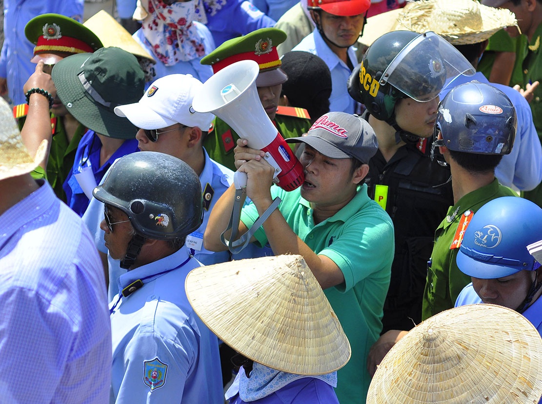 cam an nhau o bien Vung Tau anh 5