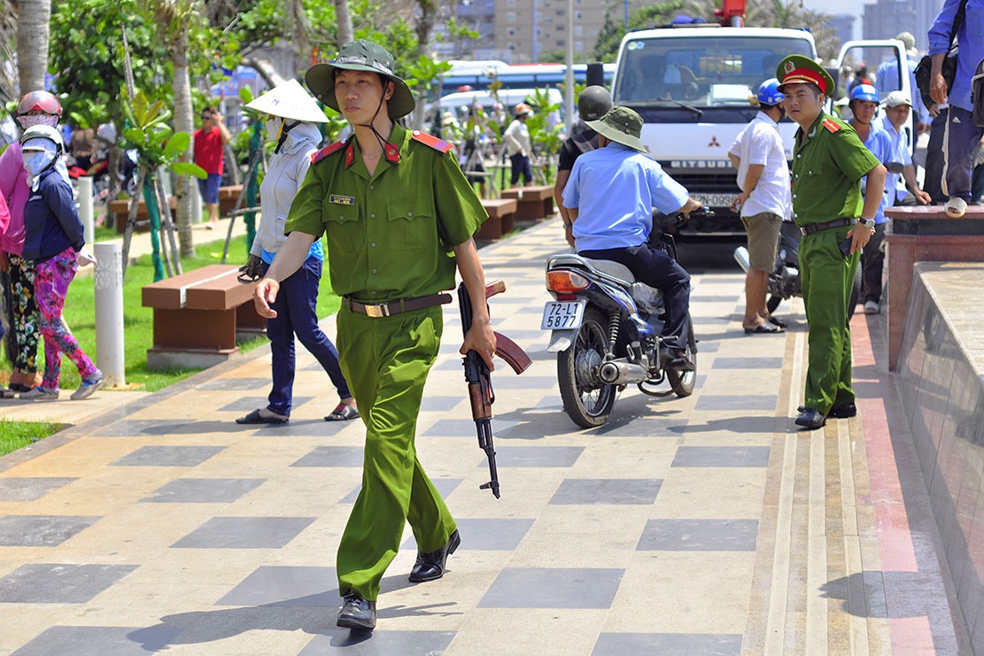 cam an nhau o bien Vung Tau anh 6