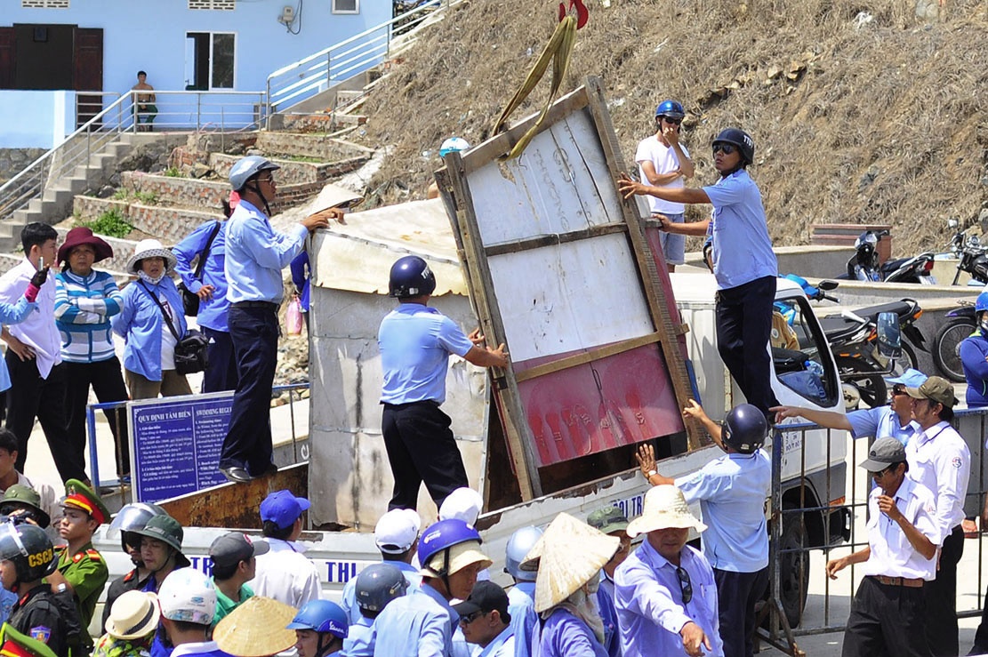 cam an nhau o bien Vung Tau anh 8