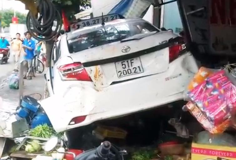 Taxi lao vao quan an, cuon nhieu khach xuong gam hinh anh