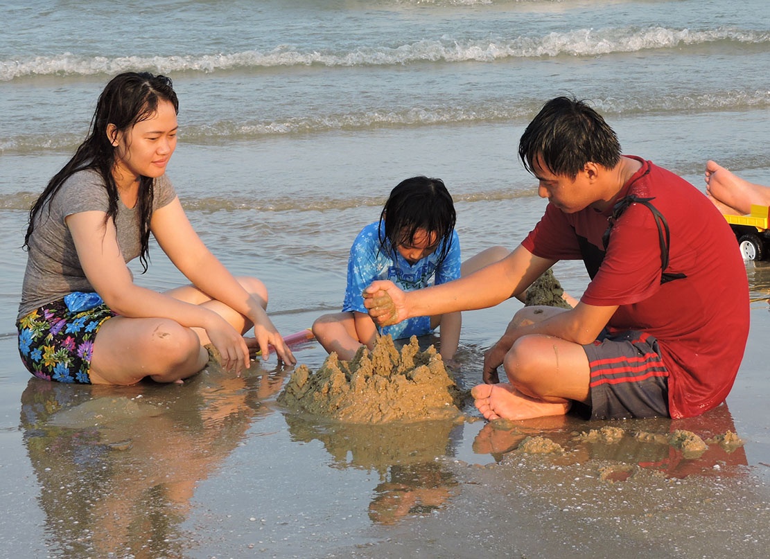 Vui choi tren bai bien khong rac o Vung Tau hinh anh
