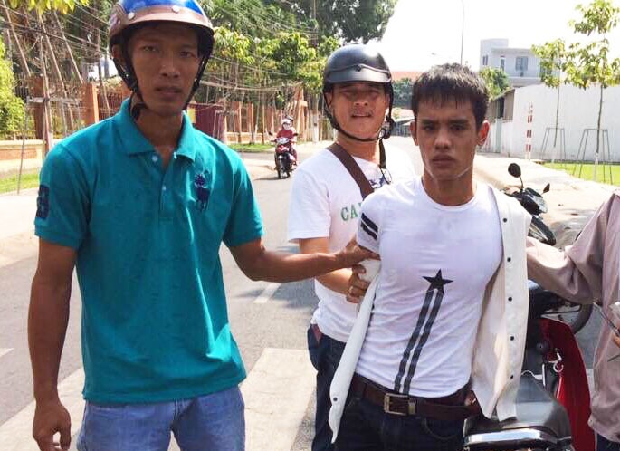Ten trom xe chuyen nghiep bi 'hiep si' Binh Duong vay rap hinh anh