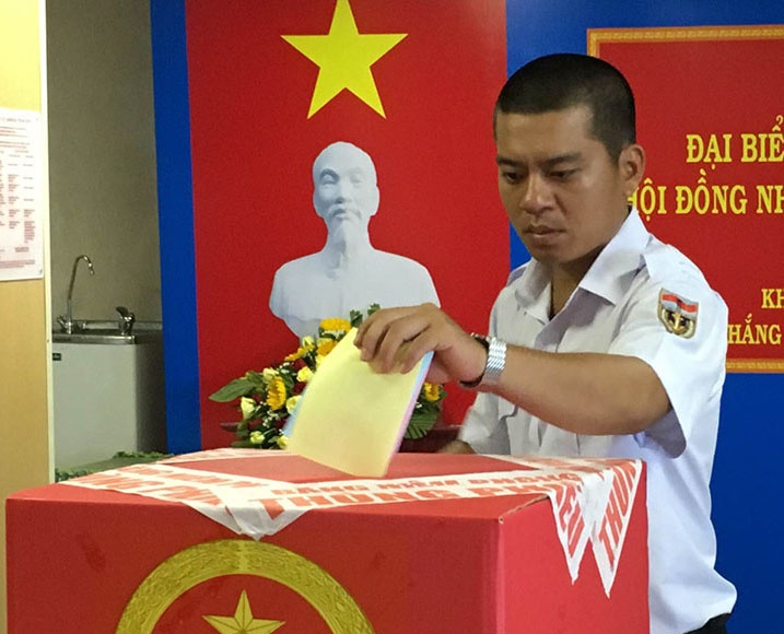 Cong nhan dau khi bo phieu bau dai bieu Quoc hoi som hinh anh