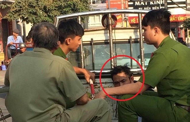 Thanh nien nhat da nem cong an sau khi trung dan cao su hinh anh