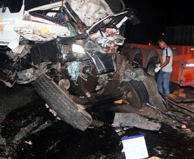 Tai xe xe tai tu vong trong buong lai bien dang hinh anh