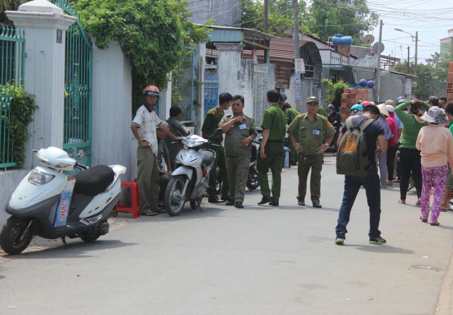 Con trai chay sem gan thi the nguoi cha bi cat co hinh anh