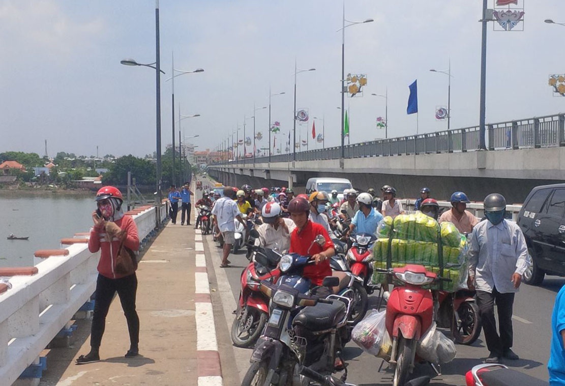 Thanh nien nhan tin cho nguoi than roi nhay cau tu tu hinh anh