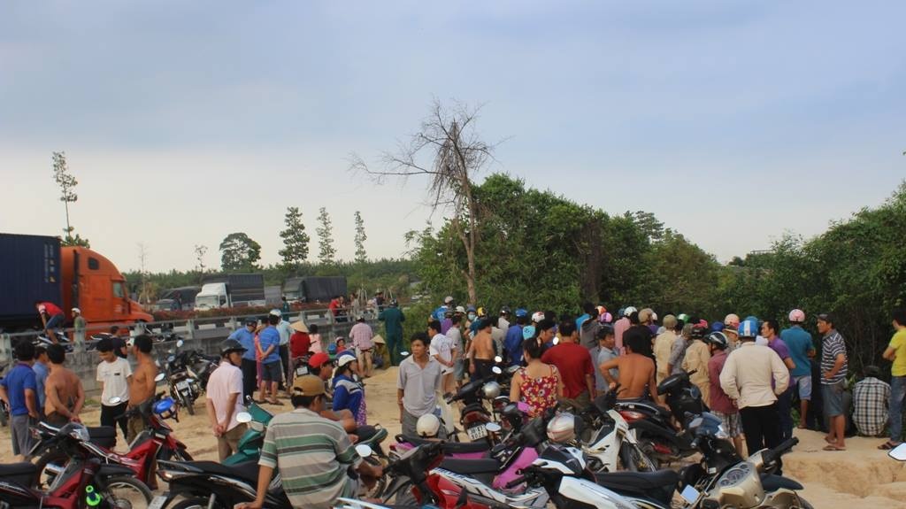 Cong an dieu tra tin bao ve ngoi mo bat thuong hinh anh