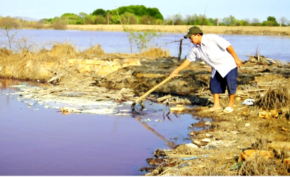 Ho nuoc chet mau do ben song Cha Va hinh anh