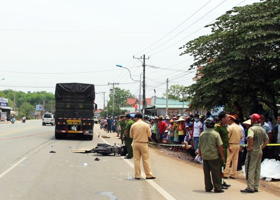 2 nguoi bi xe container can tu vong anh 1
