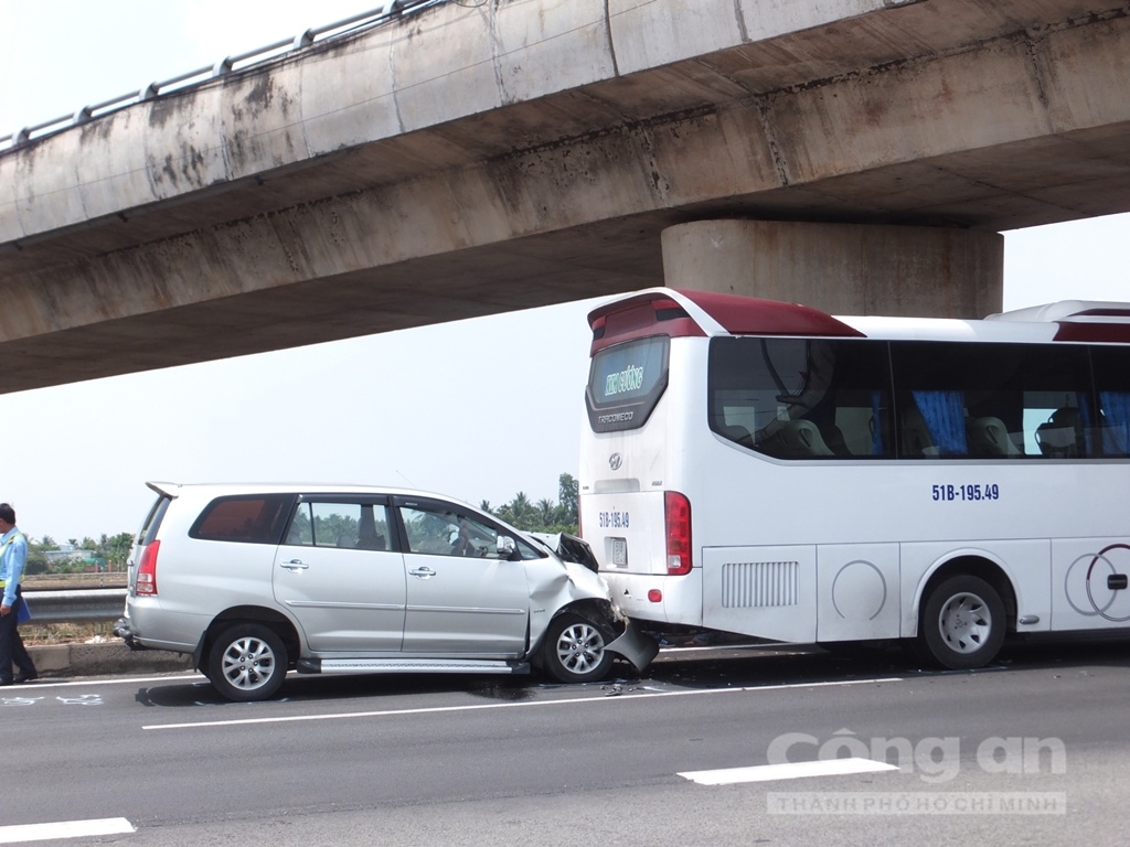 Ôtô tông liên hoàn trên cao tốc ảnh 1 Oto tong lien hoan tren cao toc anh 1
