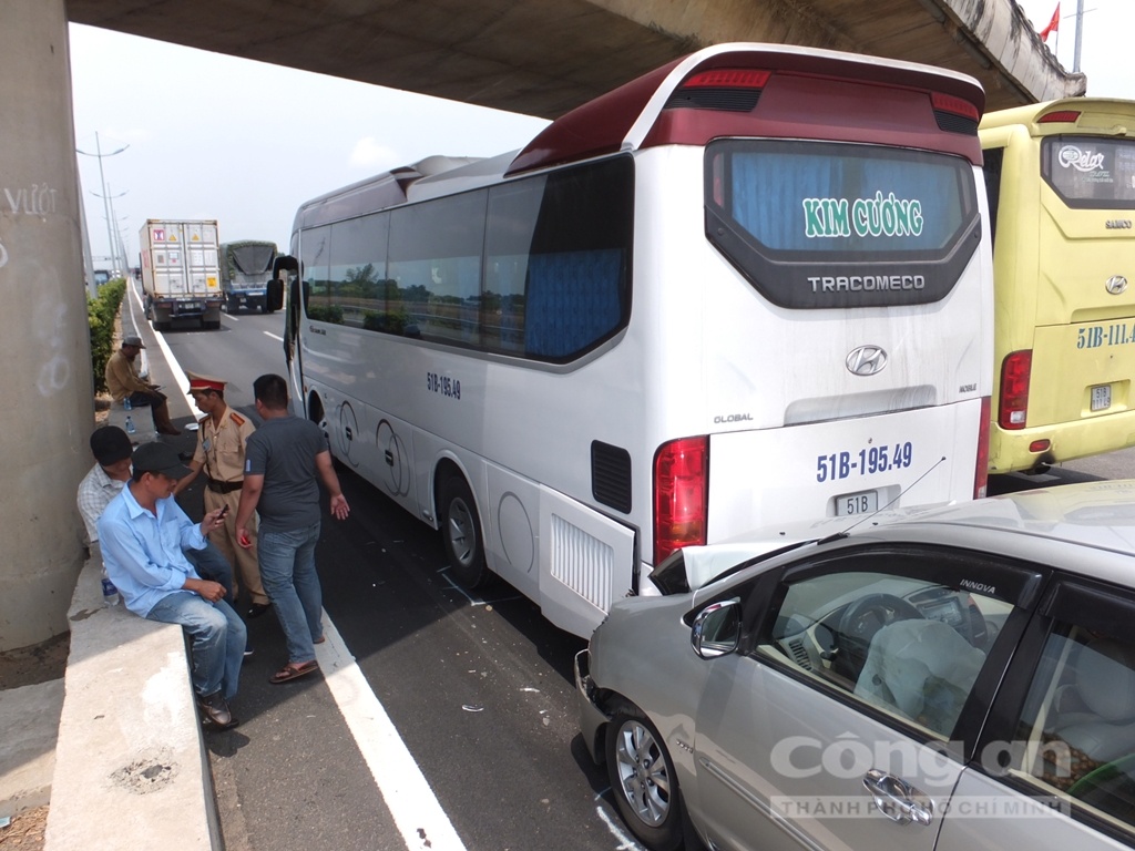 3 oto tong lien hoan tren cao toc TP HCM - Trung Luong hinh anh