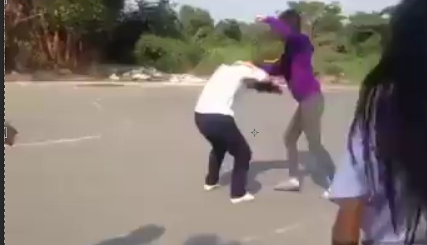 nu sinh bi danh hoi dong anh 1