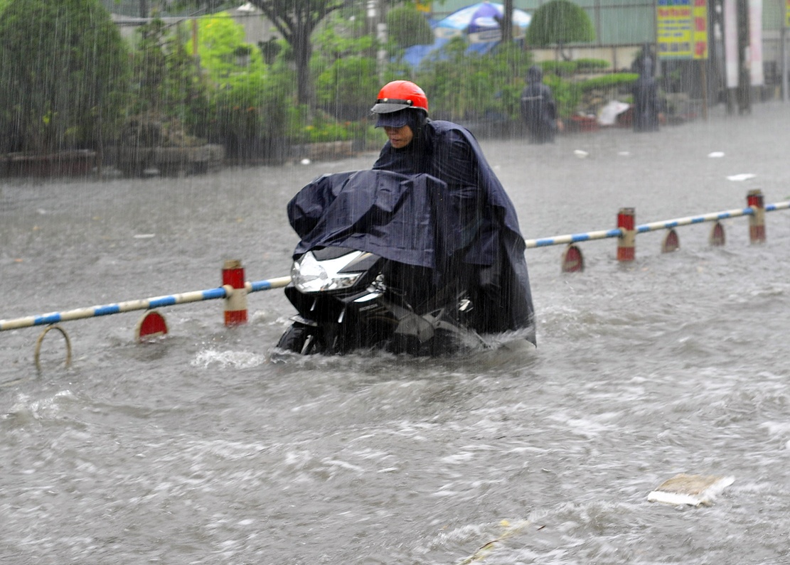 Giao thong Bien Hoa 'te liet' vi con mua cuoi chieu hinh anh