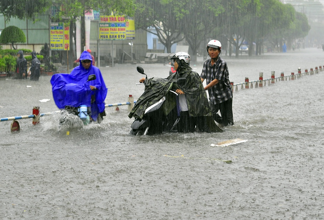 Bien Hoa ngap trong mua anh 1