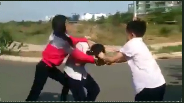 Nu sinh noi xin loi van bi nhom ban danh hoi dong hinh anh