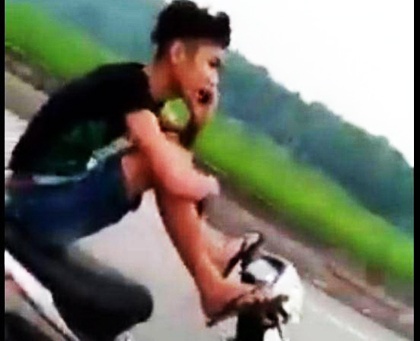 Lai xe may bang 2 chan, tay cam dien thoai goi khoe me hinh anh