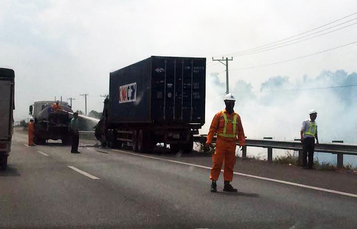 xe container boc chay tren cao toc anh 1