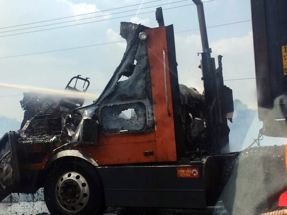 Container boc chay tren cao toc TP HCM - Dau Giay hinh anh