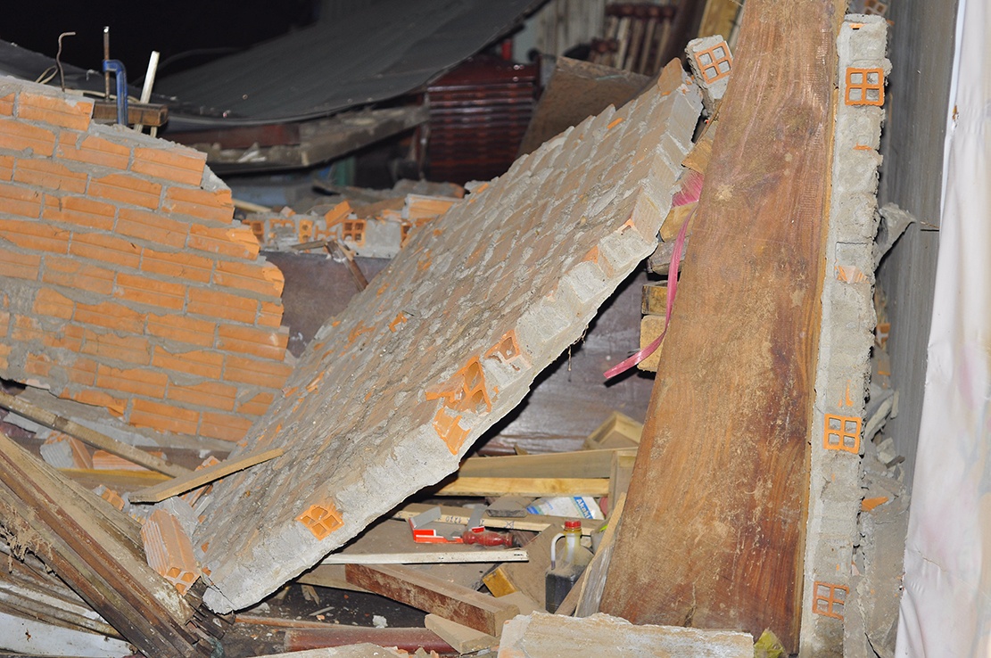 Hang tram can bo, chien si phong toa ngoi nha sap o Dong Nai hinh anh