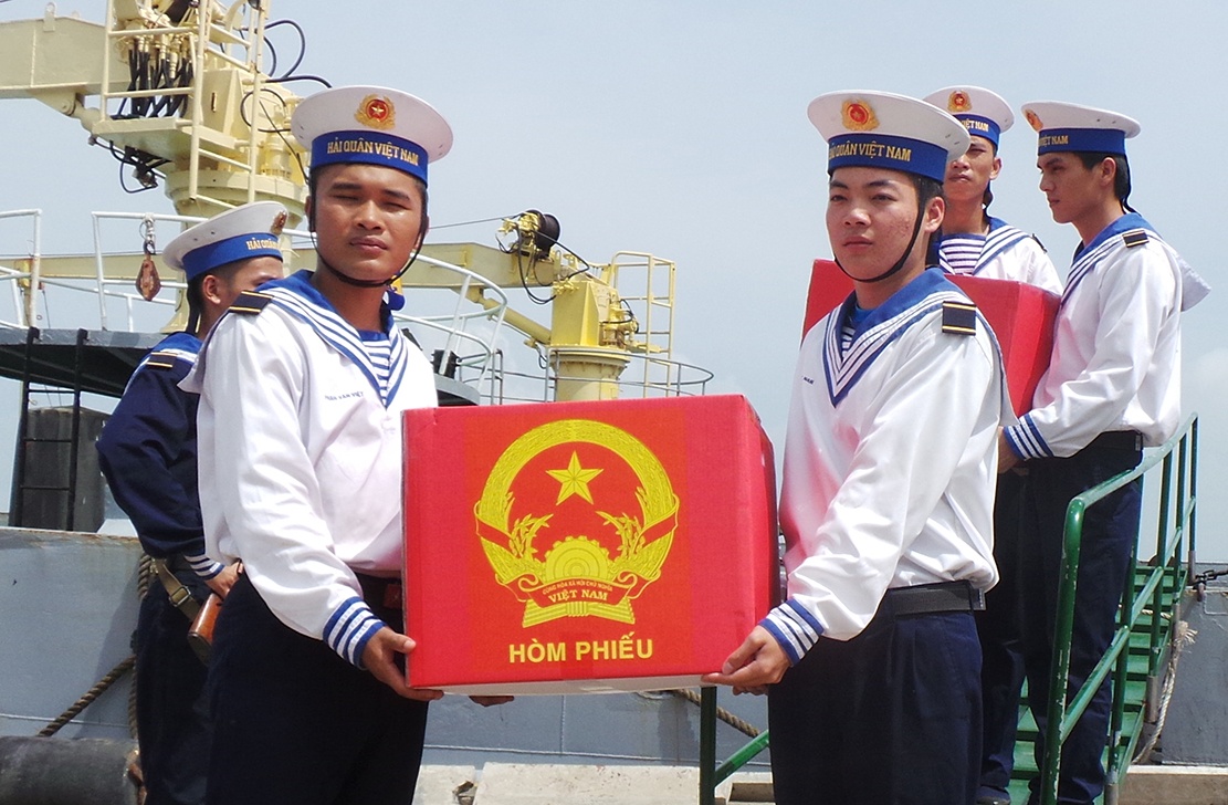 Dua thung phieu ve dat lien sau 18 ngay bau cu tren bien hinh anh