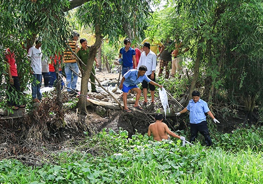 Thi the be trai 7 tuoi noi tren kenh sau nhieu ngay mat tich hinh anh