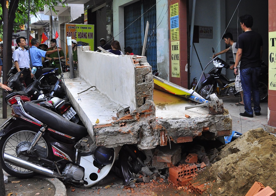 Khoi be tong gan 4 tan do sap, de nat nhieu xe may hinh anh