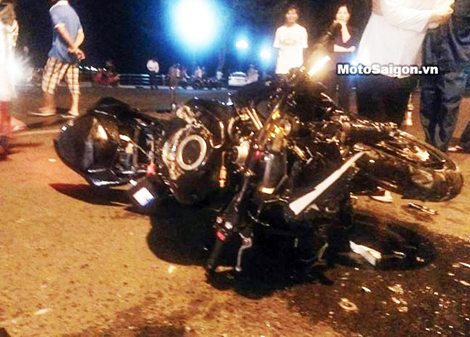 Kawasaki Z800 dam vao taxi, 2 nguoi tu vong hinh anh