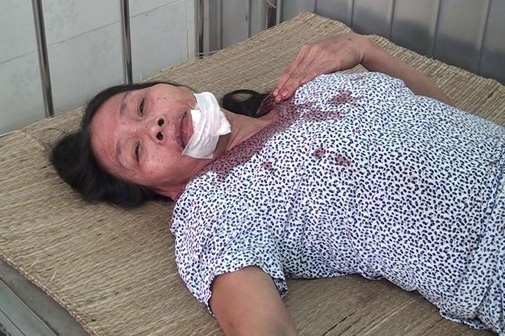 Tai xe, phu xe pha cua cuu khach trong oto boc chay hinh anh