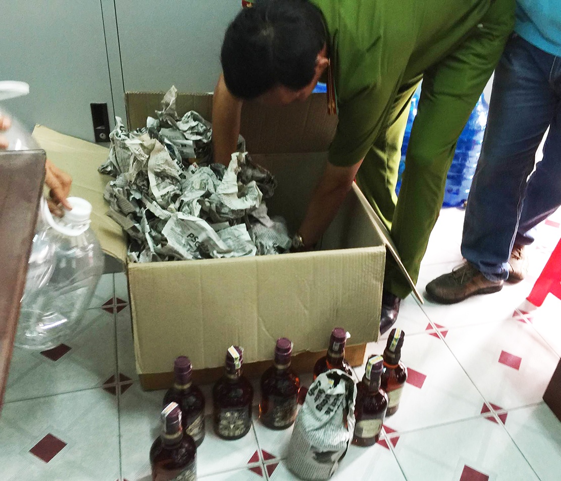 Lam gia hang loat ruou ngoai tu nuoc mau kho ca hinh anh