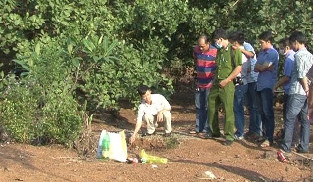 Thanh nien chet bat thuong, co bi day that lung siet chat hinh anh
