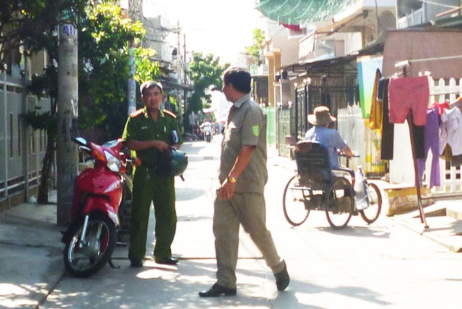 10 nguoi cam kiem, nem bom xang gay nao loan hinh anh