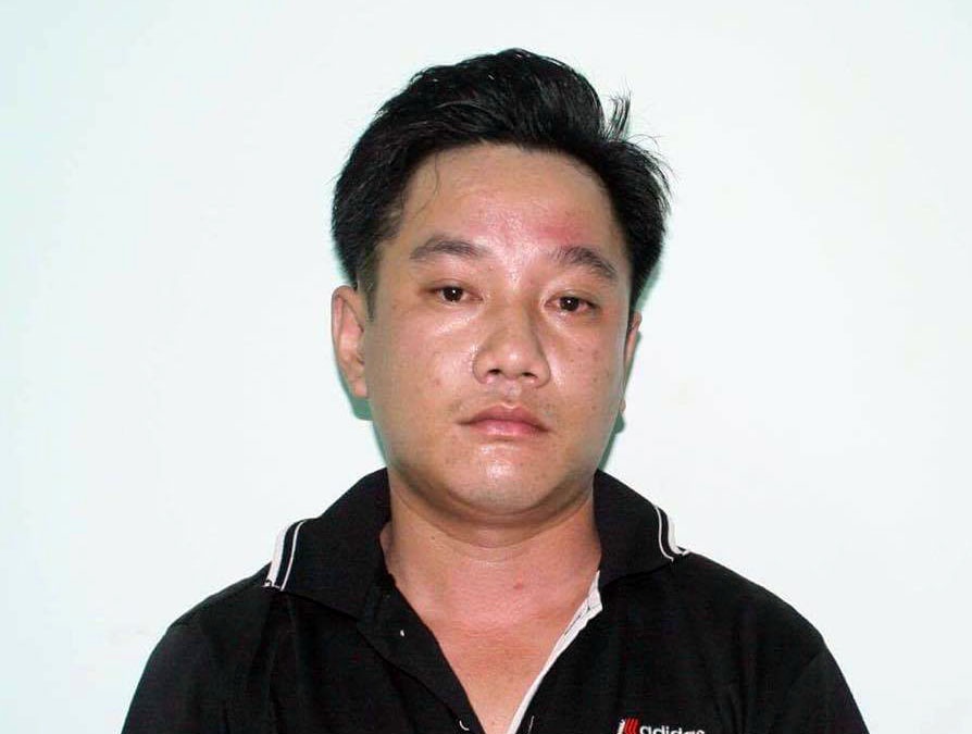 Bi ngan can yeu duong, thanh nien dot xe roi danh cong an hinh anh