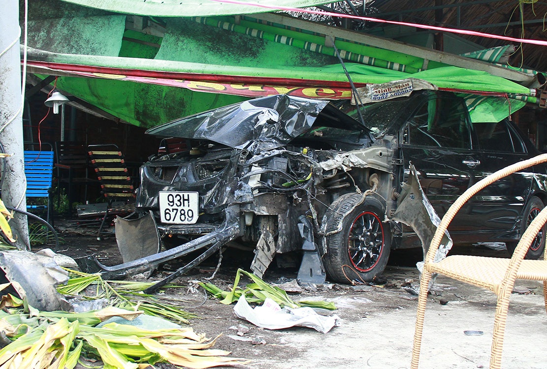 cuop oto chay tron anh 1