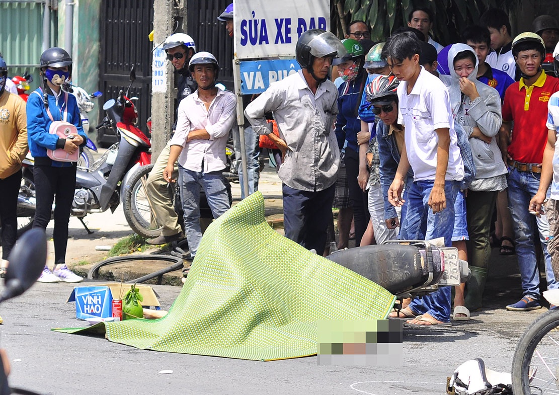 Bi oto tai can tu vong khi tranh xe may cho phe lieu hinh anh