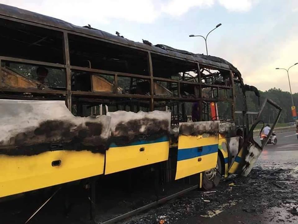 Xe giuong nam chay rui, 30 hanh khach dap cua thoat than hinh anh