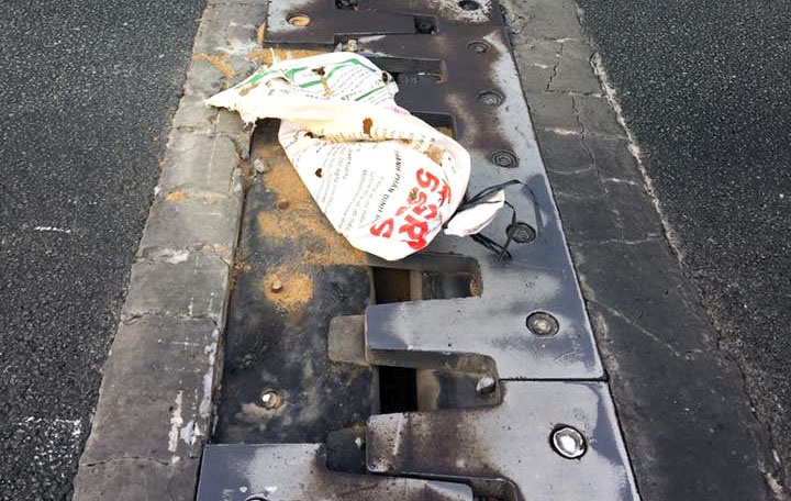 xe BMW no lop tren cao toc anh 1