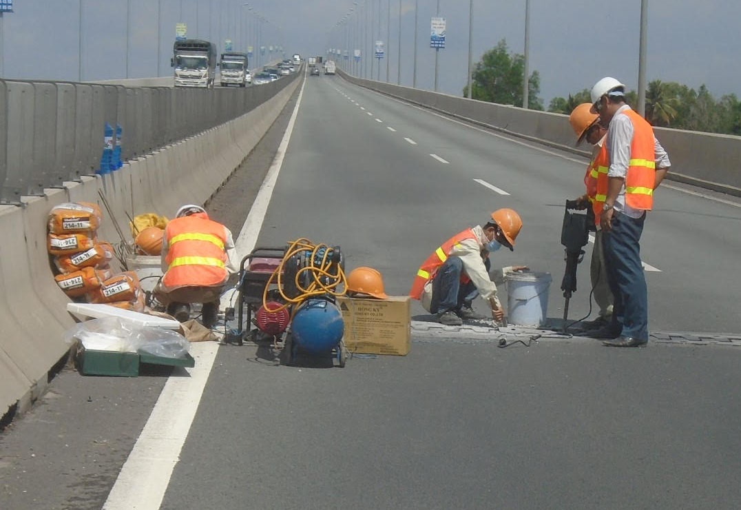 xe BMW no lop tren cao toc anh 3