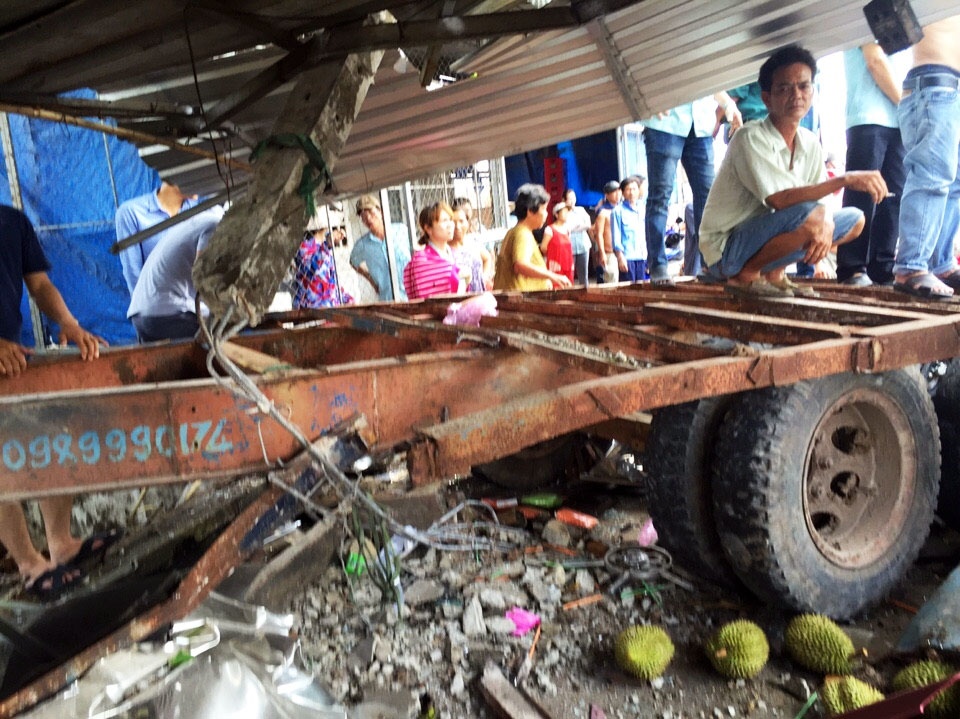 Ro-mooc tuot khoi xe dau keo dam thung bung mot phu nu hinh anh