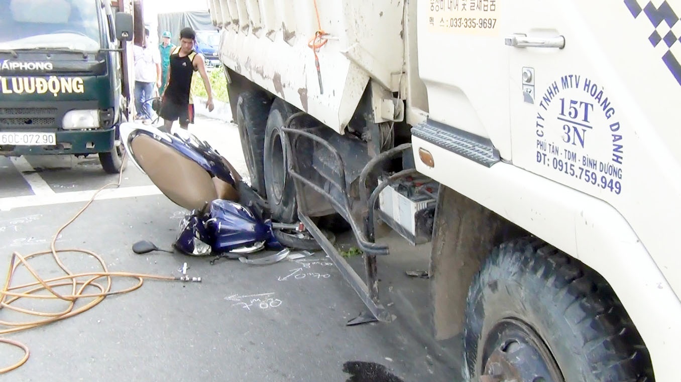 ôtô tải tông hàng loạt xe máy ảnh 1 oto tai tong hang loat xe may anh 1