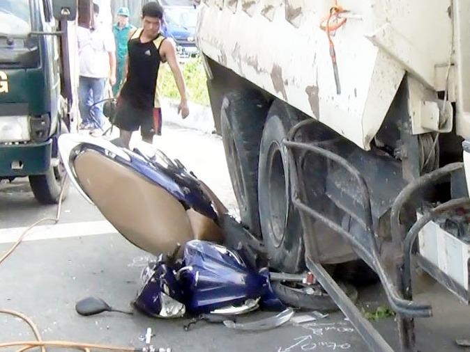 Oto tai tong hang loat xe may dang dung den do hinh anh