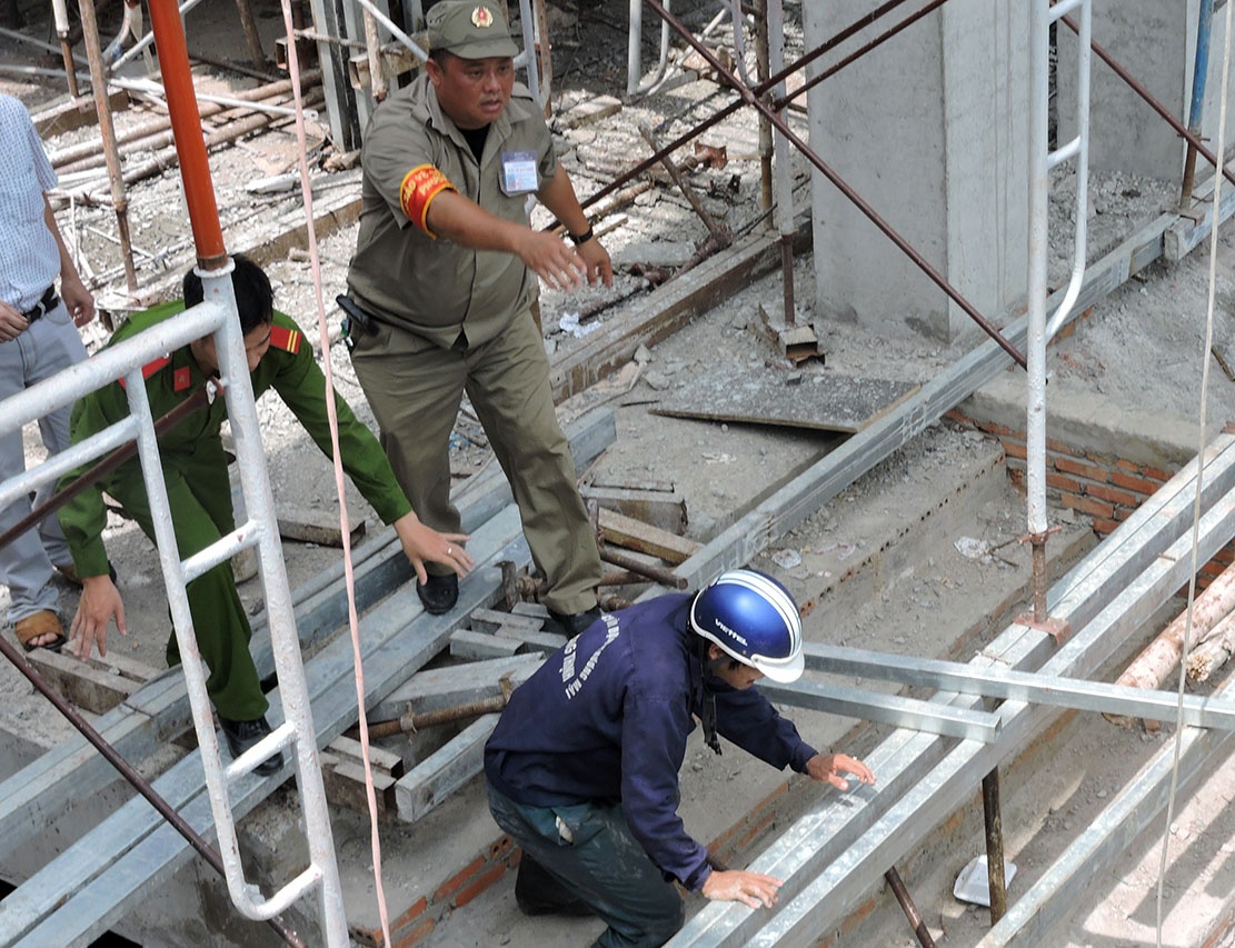 Nguoi chong nghen giong ke phut thay vo bi betong de tu vong hinh anh